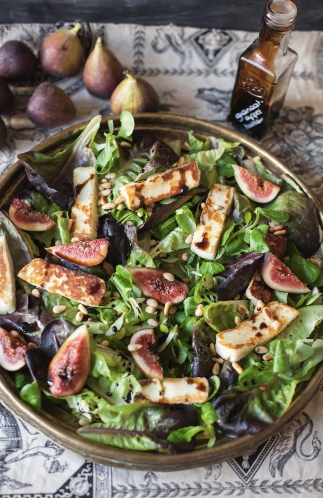 Platter with salad made of greens, halloumi and fresh figs