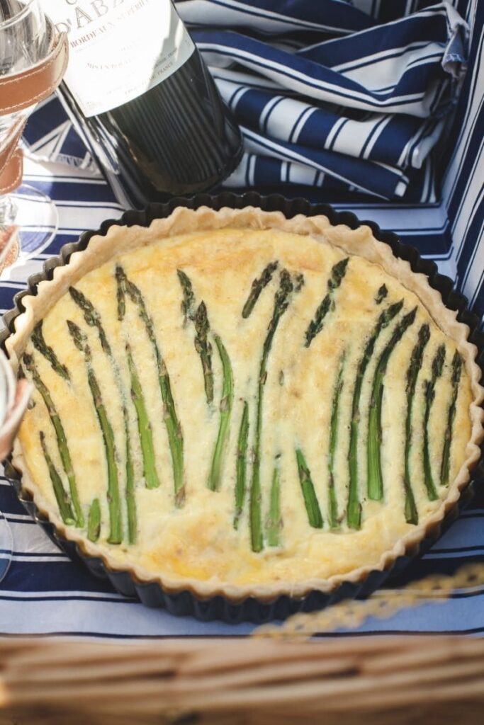Asparagus and cheese tart in a picnic basket